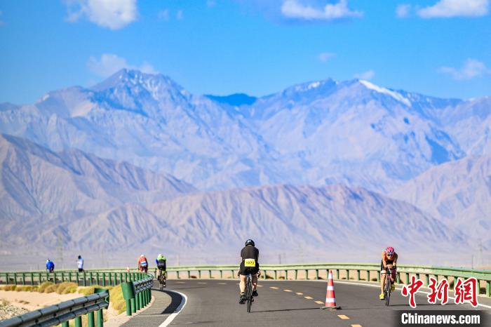 嘉峪关拓展国际铁人三项外延，打造全民狂欢节