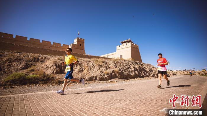 嘉峪关拓展国际铁人三项外延，打造全民狂欢节