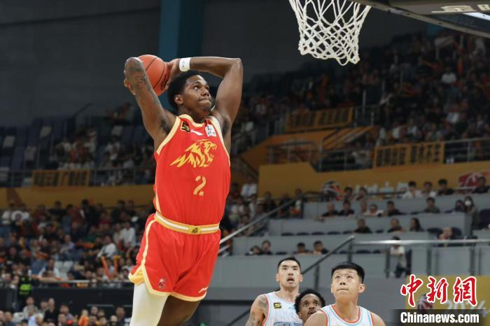 广厦男篮在新赛季常规赛第三轮主场力克山东，