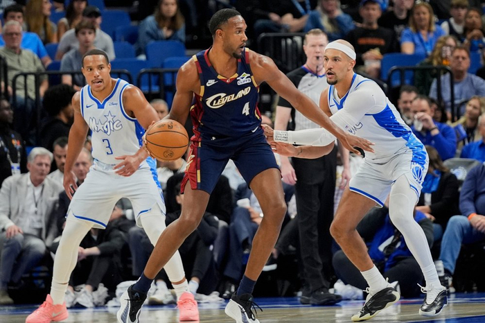 掘金约基奇失误成隐患，太阳能否逆袭？