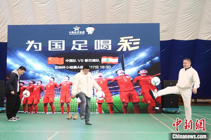 马明宇抵长沙与球迷互动共同观亚洲杯并讲述职