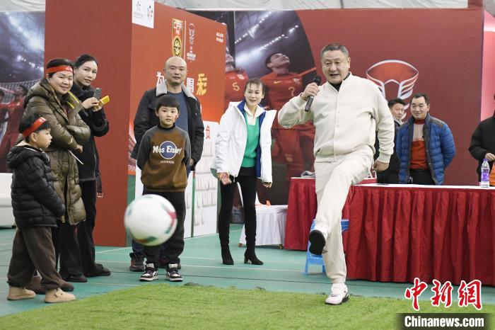 马明宇抵长沙与球迷互动共同观亚洲杯并讲述职